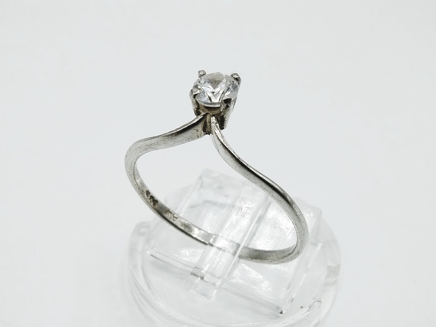 Silberner Solitärring mit Zirkonia, 18,5 mm.