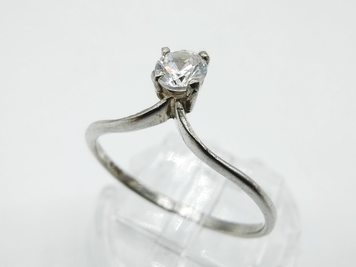 Silberner Solitärring mit Zirkonia, 18,5 mm.