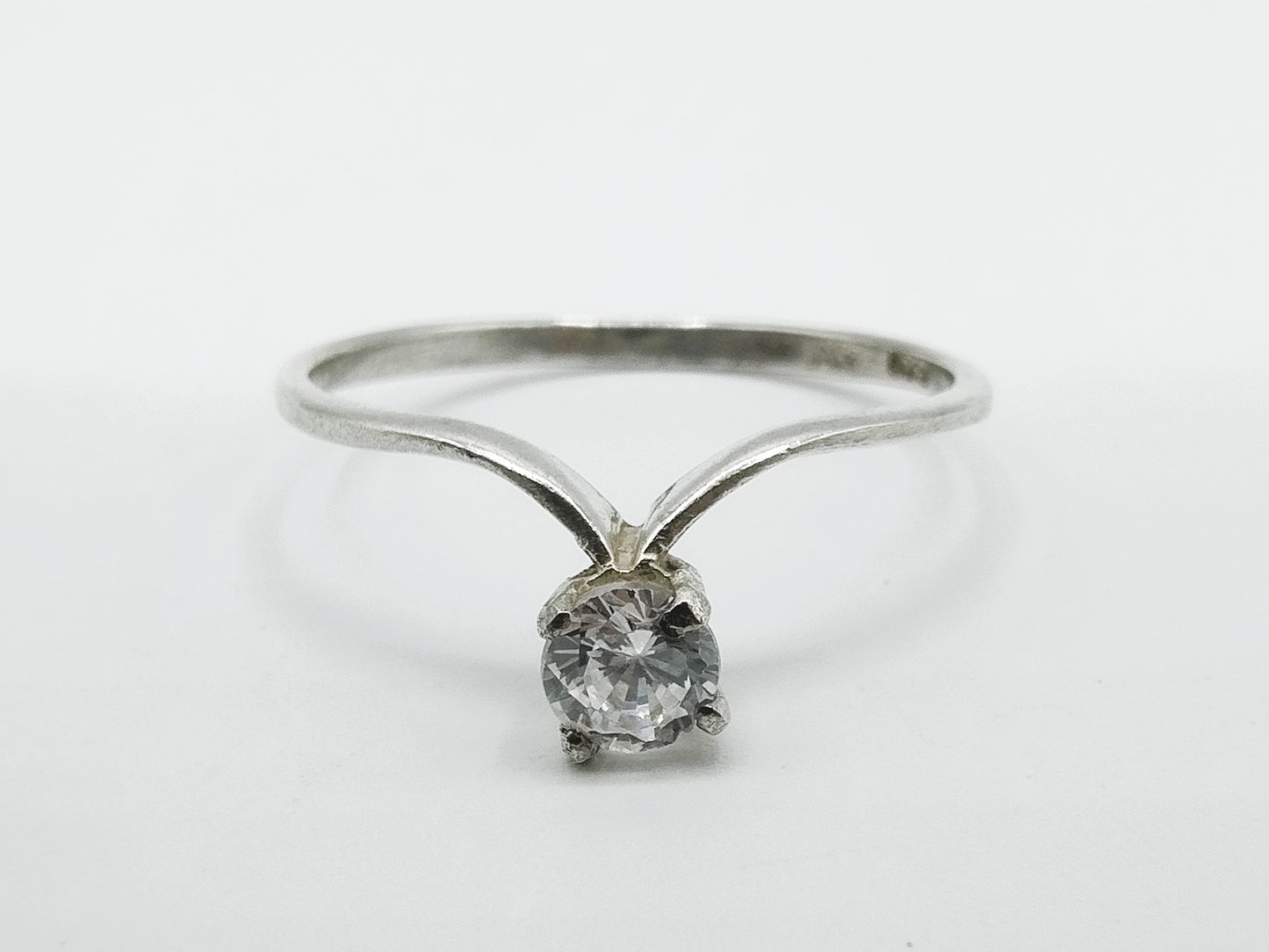 Silberner Solitärring mit Zirkonia, 18,5 mm.
