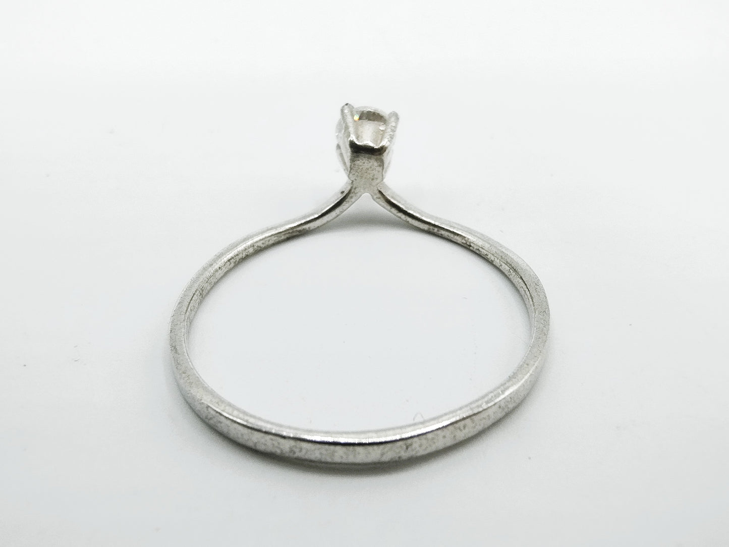 Silberner Solitärring mit Zirkonia, 18,5 mm.