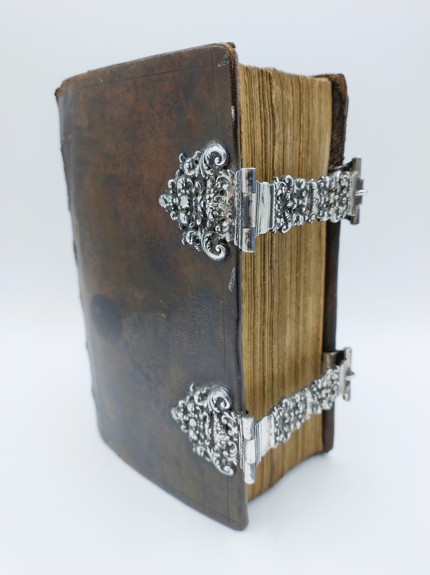 Bibel mit Silberverschlüssen, J. Peereboom, Leeuwarden, ca. 1760