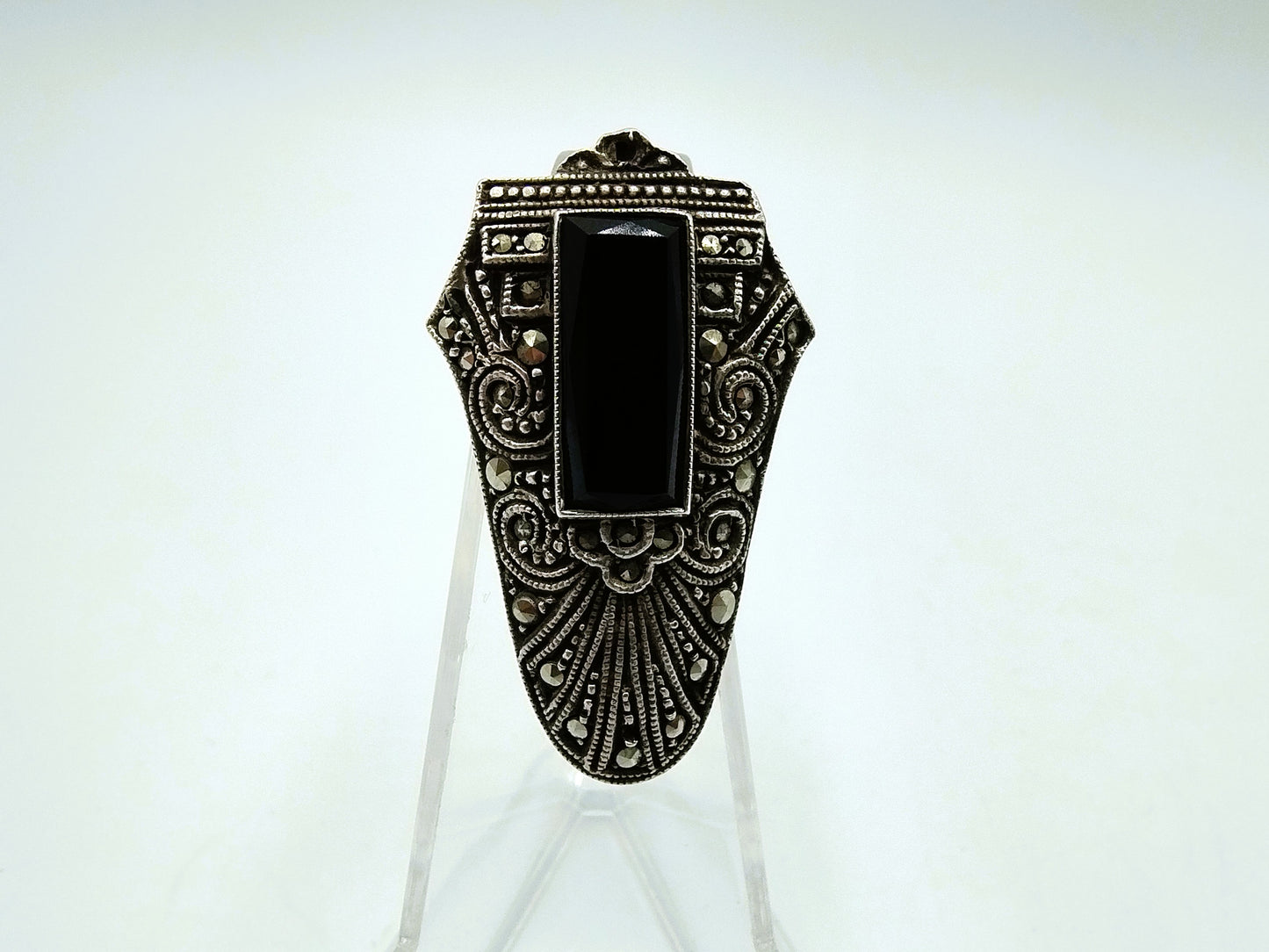 Art deco broche met onyx en markasieten
