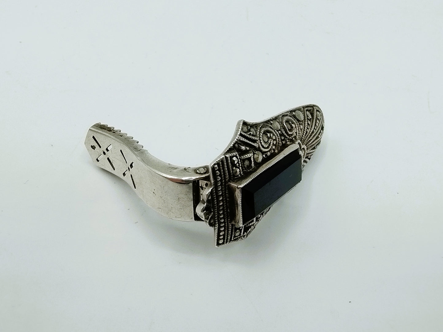 Art deco broche met onyx en markasieten