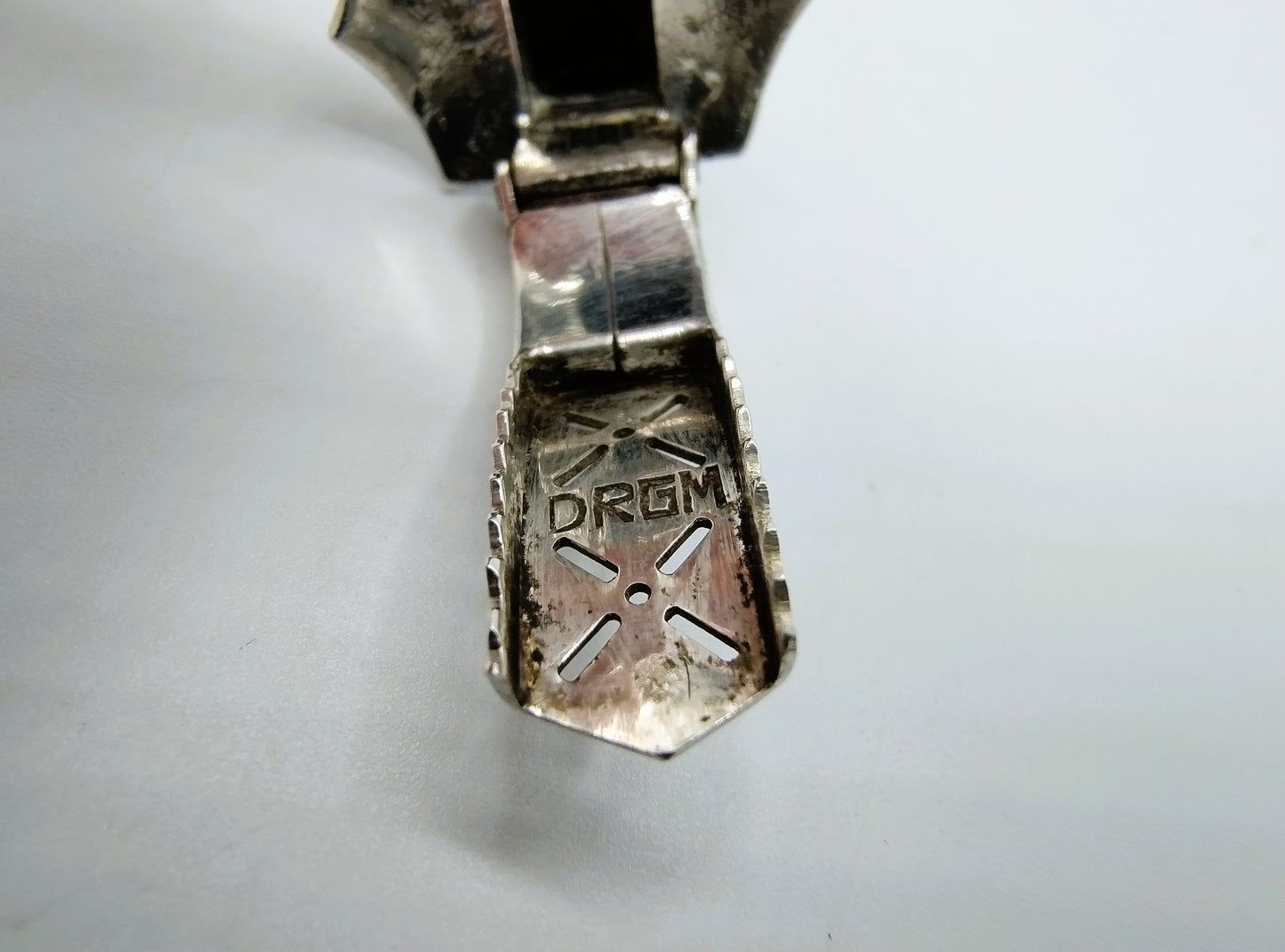 Art deco broche met onyx en markasieten