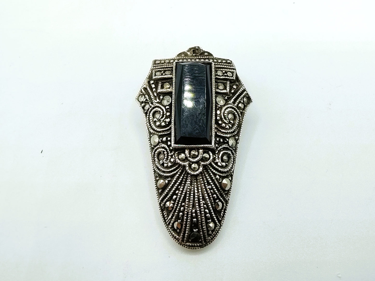 Art deco broche met onyx en markasieten
