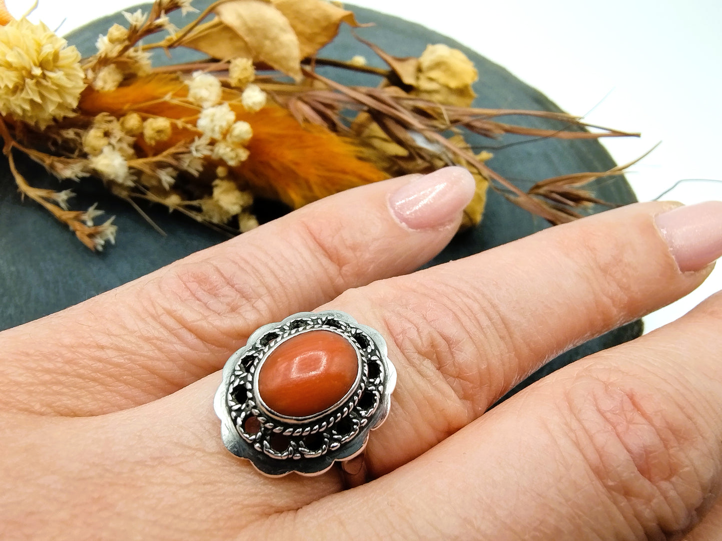 Zilveren ring met bloedkoraal, 16.75 mm.