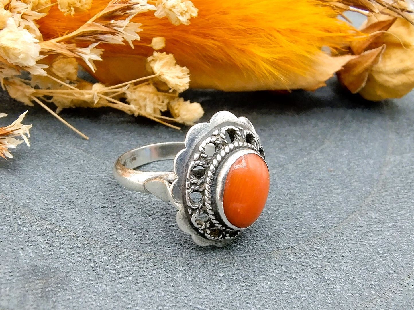 Zilveren ring met bloedkoraal, 16.75 mm.
