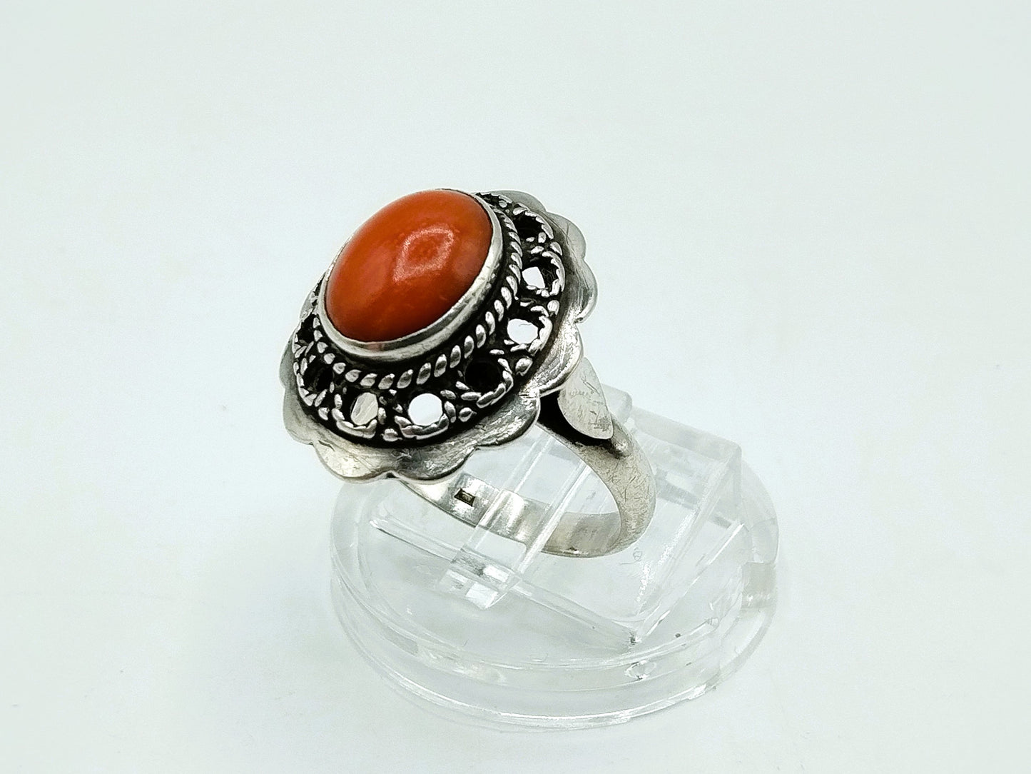 Zilveren ring met bloedkoraal, 16.75 mm.