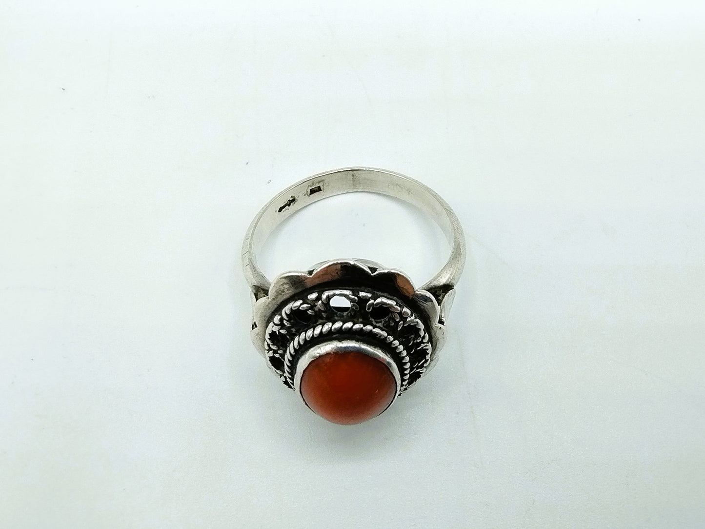 Zilveren ring met bloedkoraal, 16.75 mm.