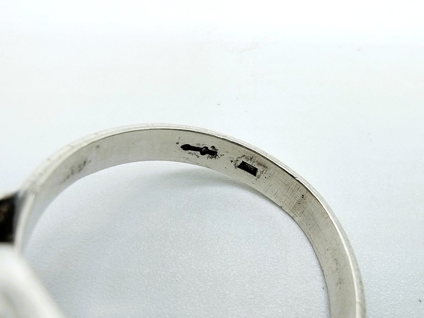 Zilveren ring met bloedkoraal, 16.75 mm.