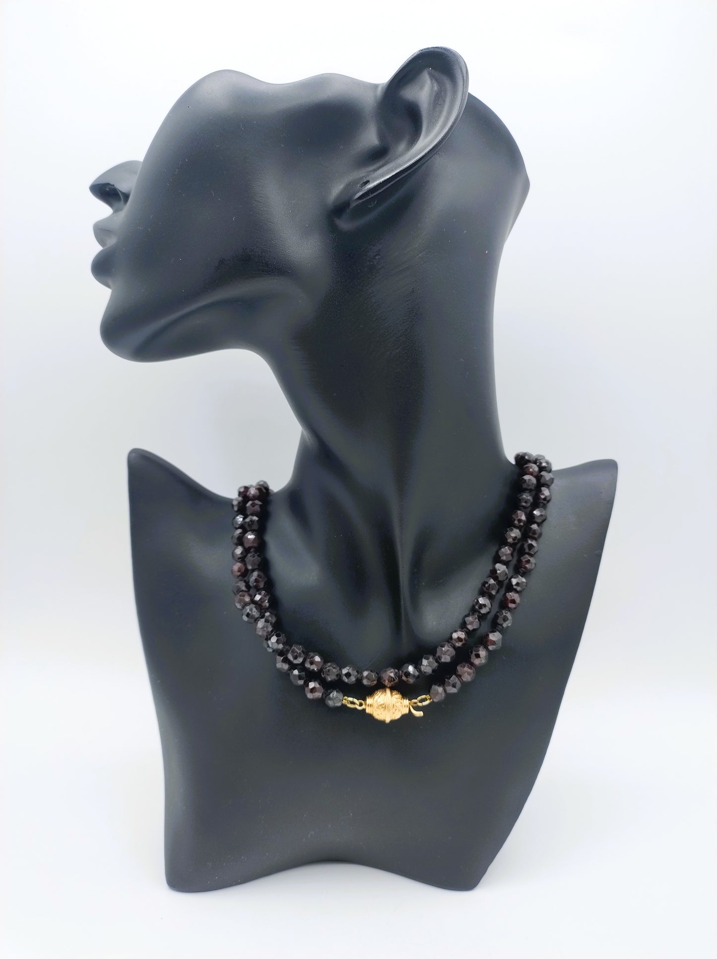 Garnet necklace with gold clasp, 91 cm