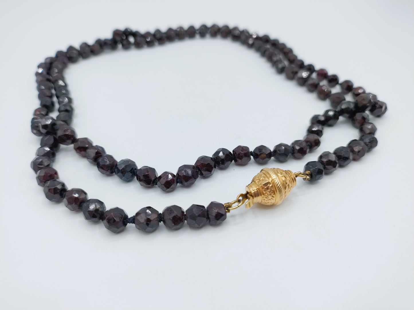 Garnet necklace with gold clasp, 91 cm