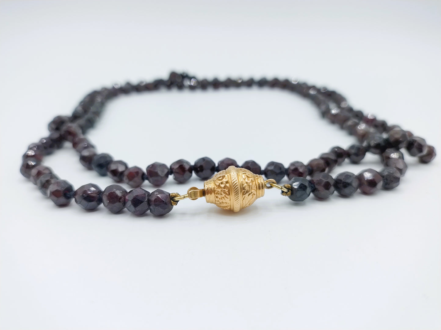 Garnet necklace with gold clasp, 91 cm