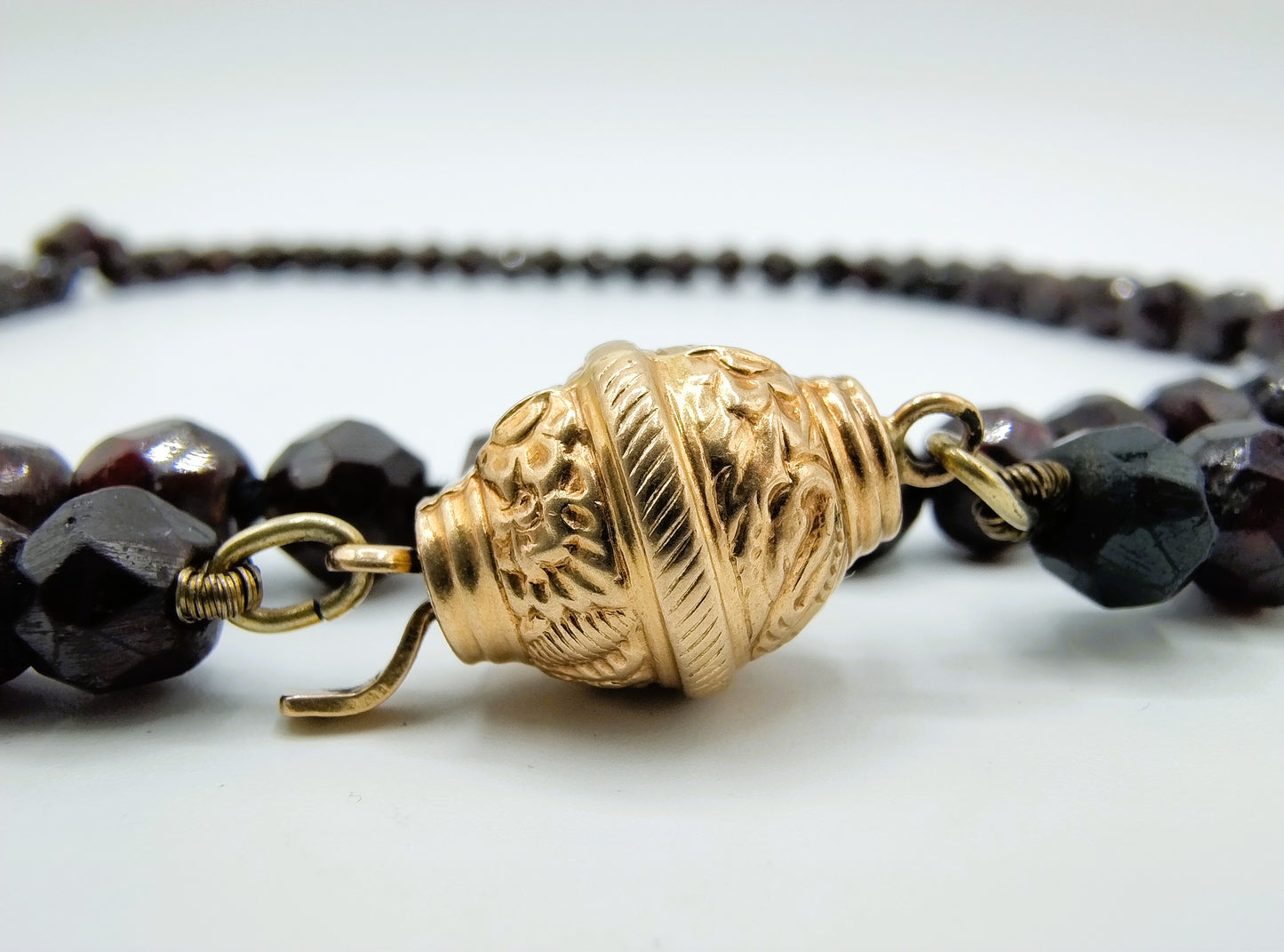 Garnet necklace with gold clasp, 91 cm
