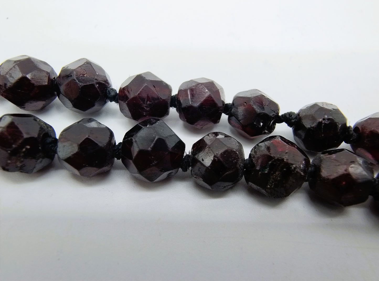 Garnet necklace with gold clasp, 91 cm