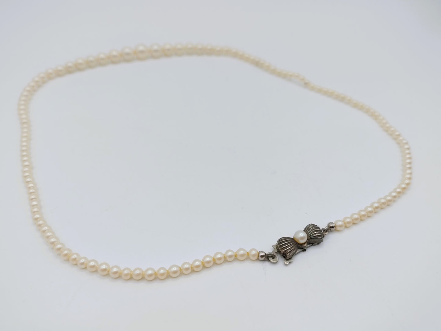 Pearl necklace with silver clasp, 48.5 cm