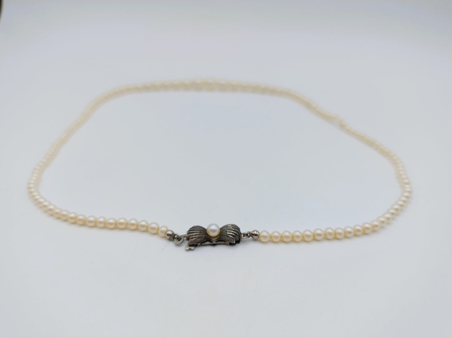 Pearl necklace with silver clasp, 48.5 cm