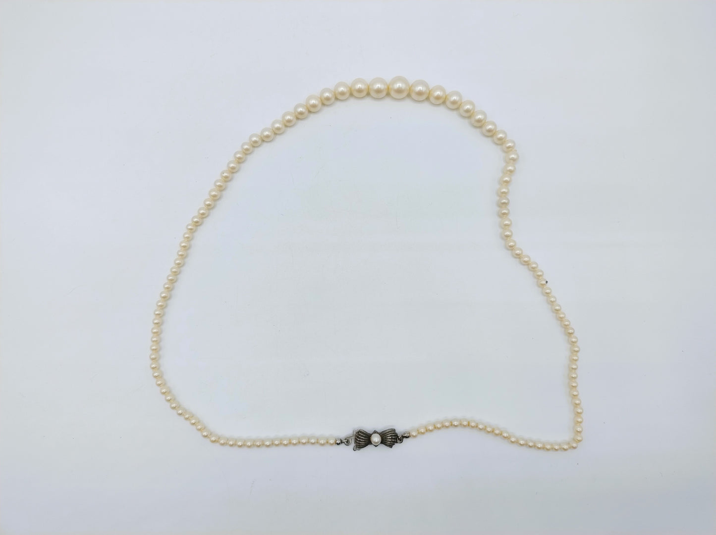 Pearl necklace with silver clasp, 48.5 cm