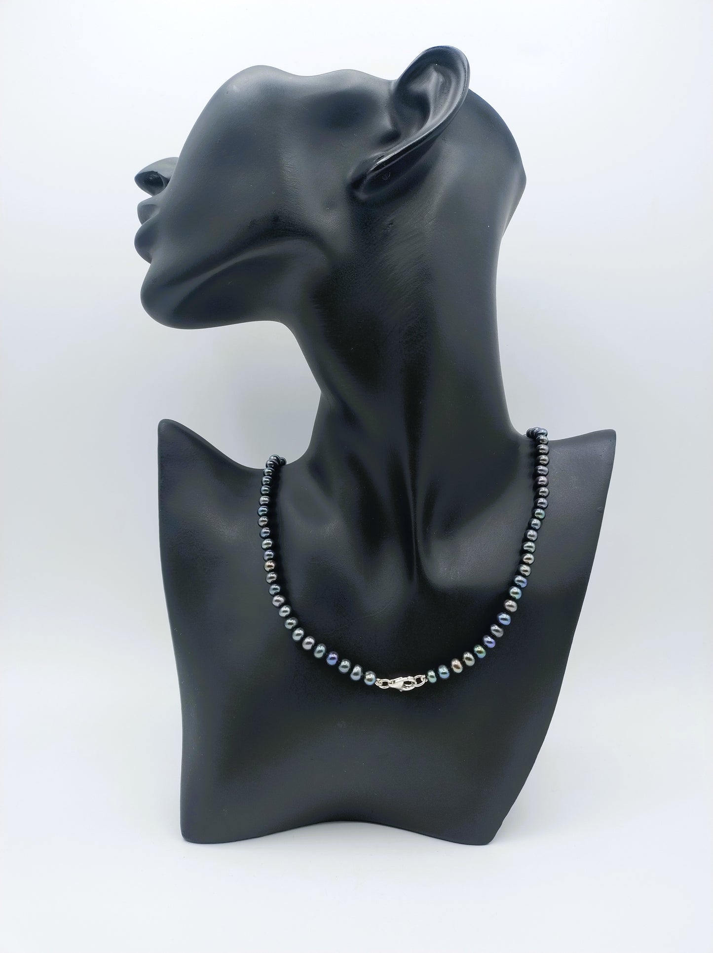Pearl necklace with black pearls and silver clasp, 45.5 cm