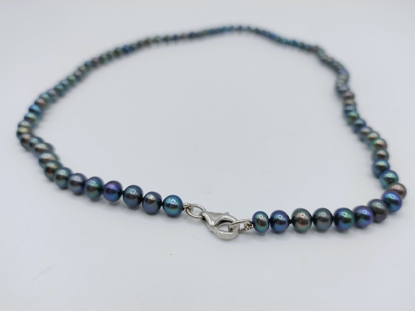 Pearl necklace with black pearls and silver clasp, 45.5 cm