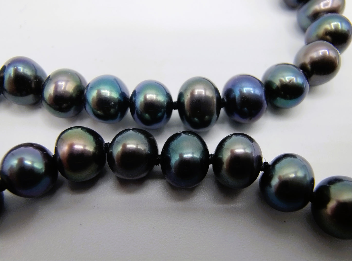 Pearl necklace with black pearls and silver clasp, 45.5 cm