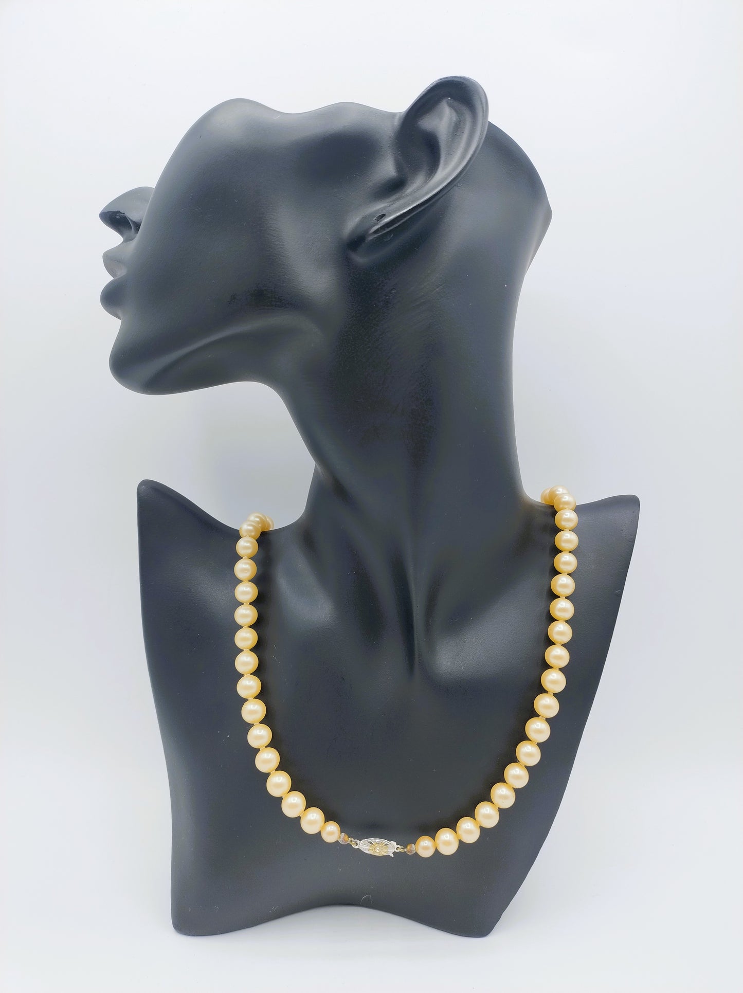 Pearl necklace with silver clasp, 60.5 cm