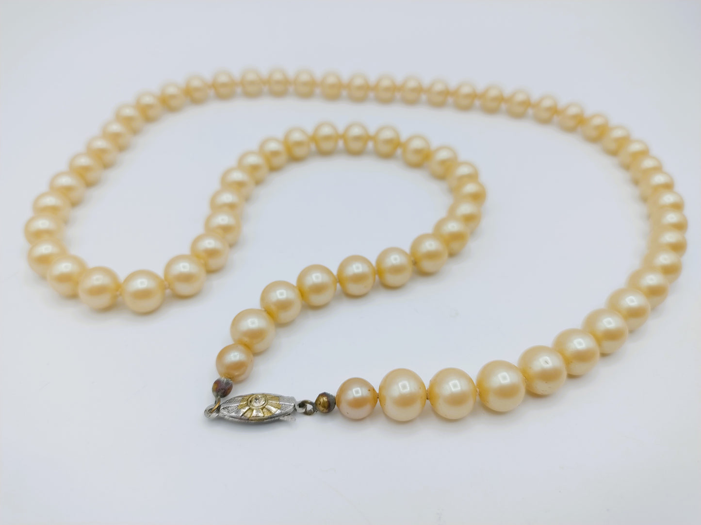 Pearl necklace with silver clasp, 60.5 cm