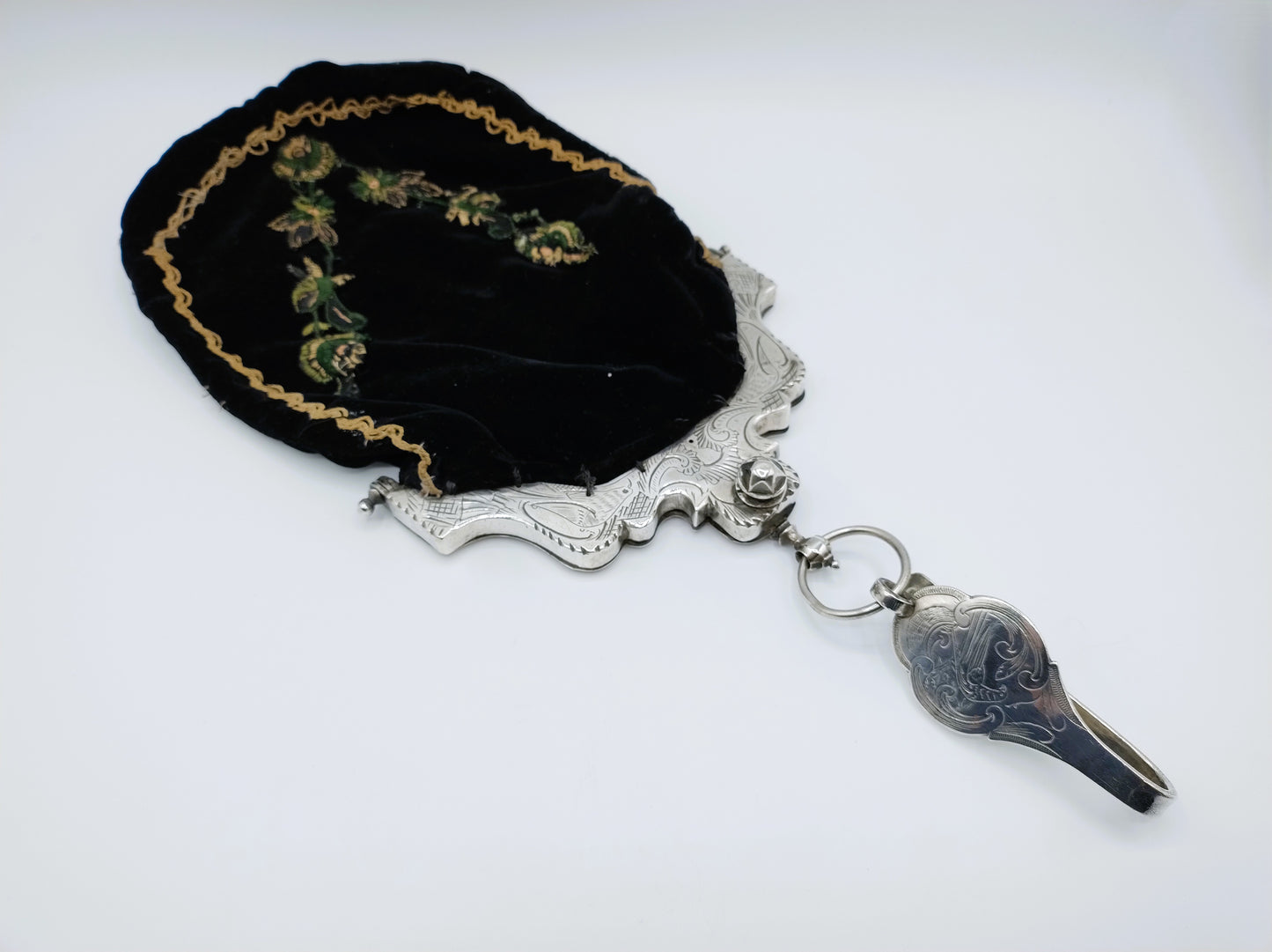 Zilveren tasbeugel met rokhaak, G. van Goethem, 1798 en C. Rozenburg, 1815, Middelburg en Schoonhoven.