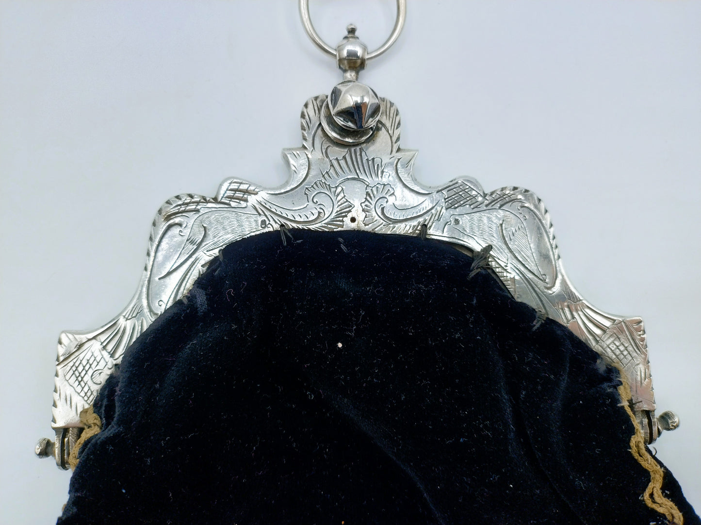 Zilveren tasbeugel met rokhaak, G. van Goethem, 1798 en C. Rozenburg, 1815, Middelburg en Schoonhoven.