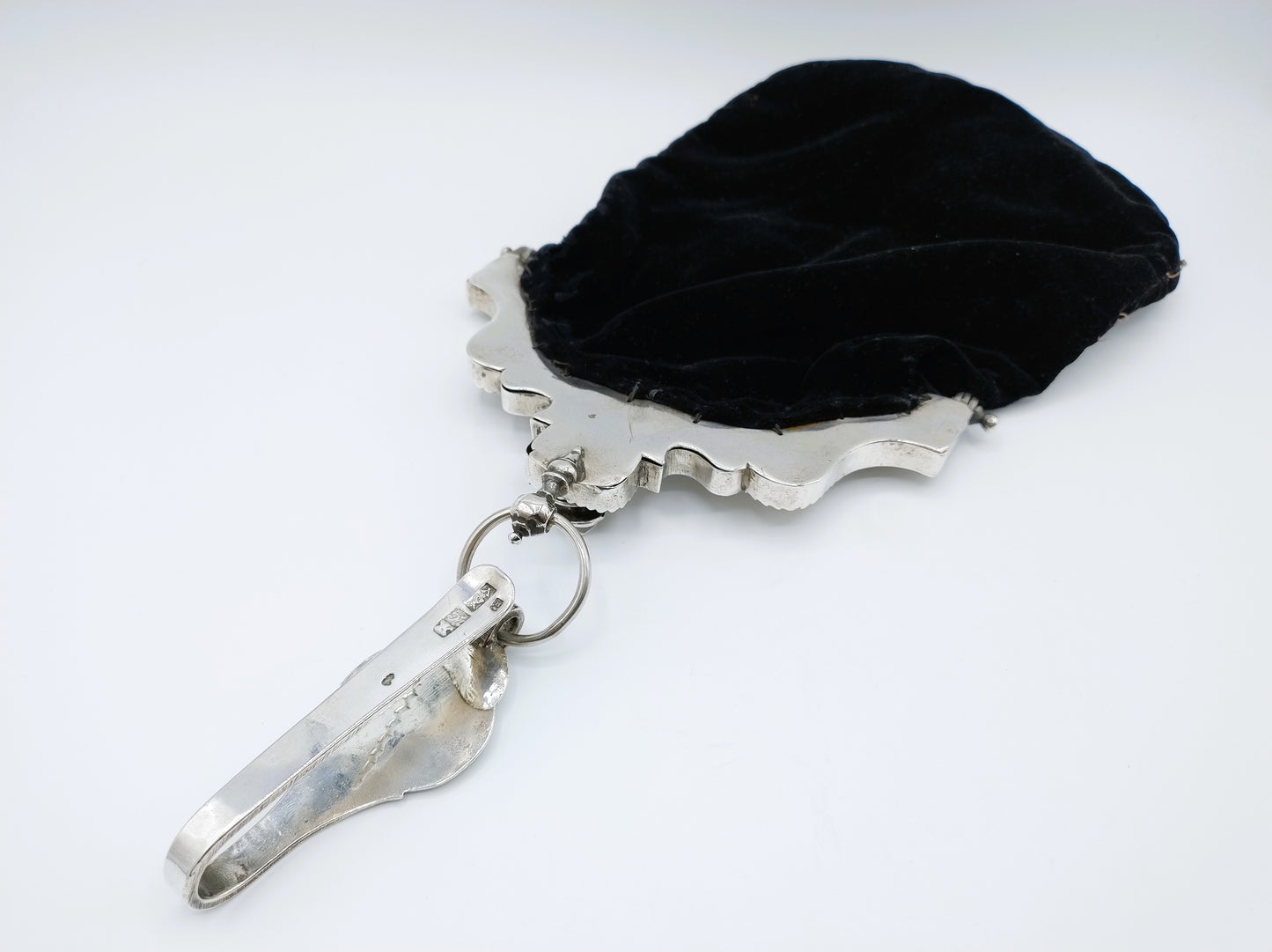 Zilveren tasbeugel met rokhaak, G. van Goethem, 1798 en C. Rozenburg, 1815, Middelburg en Schoonhoven.