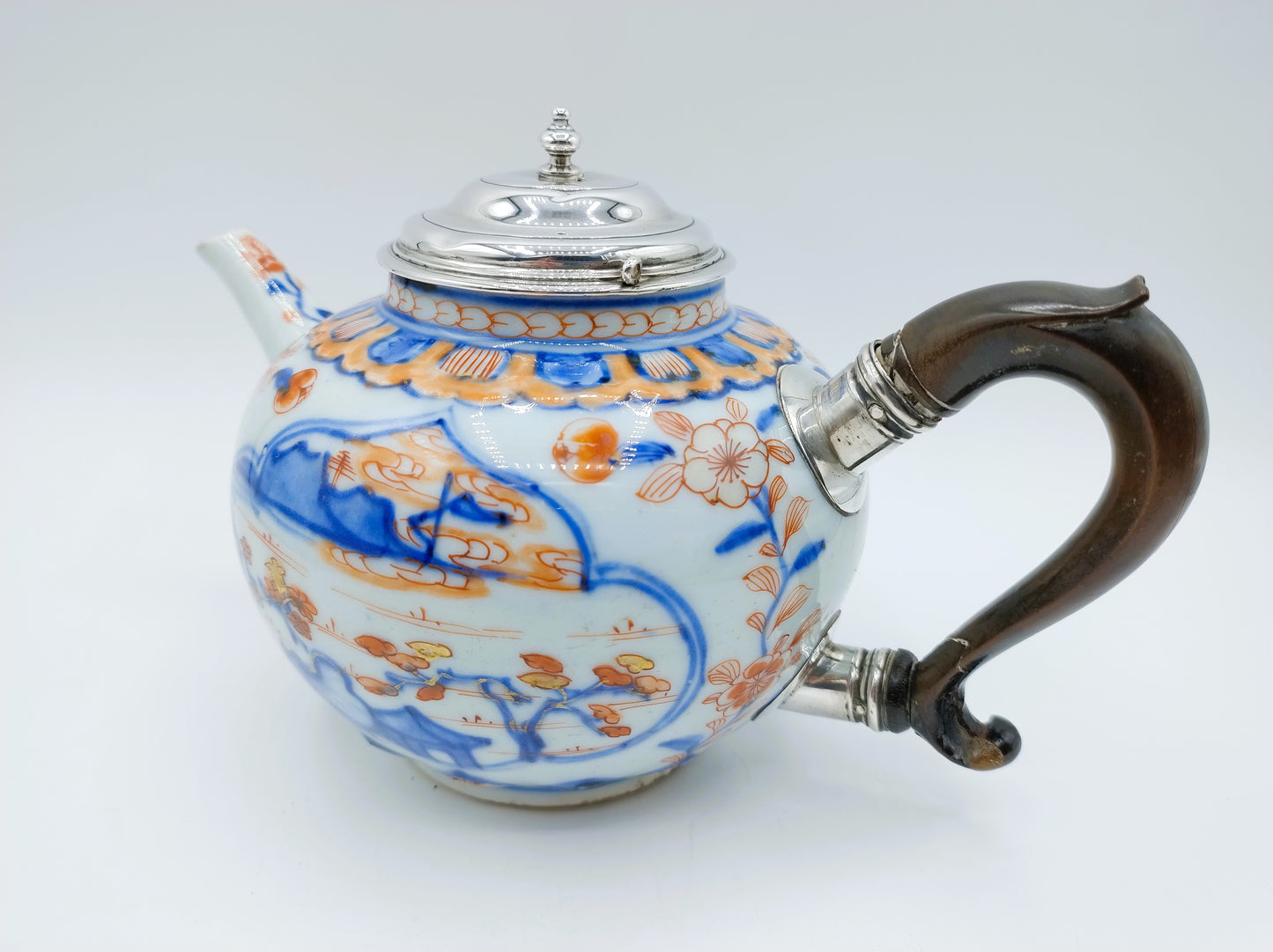 Kangxi Imari-Teekanne mit Silbermontierung, ca. 1710