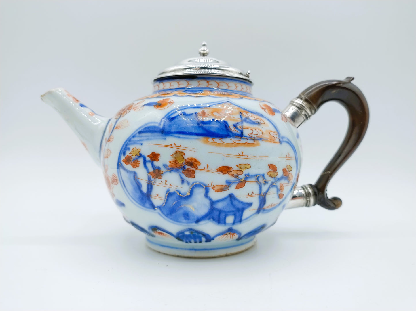 Kangxi Imari-Teekanne mit Silbermontierung, ca. 1710
