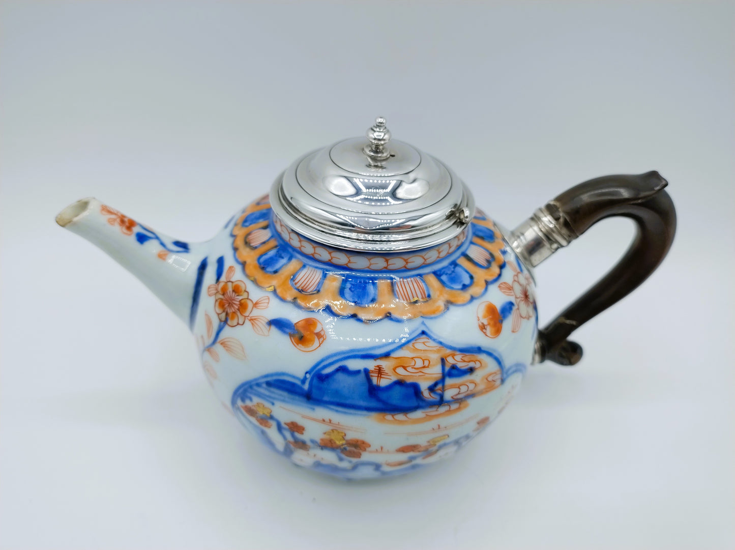 Kangxi Imari-Teekanne mit Silbermontierung, ca. 1710