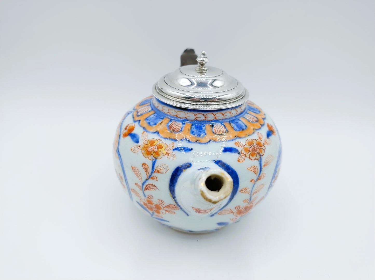 Kangxi Imari-Teekanne mit Silbermontierung, ca. 1710