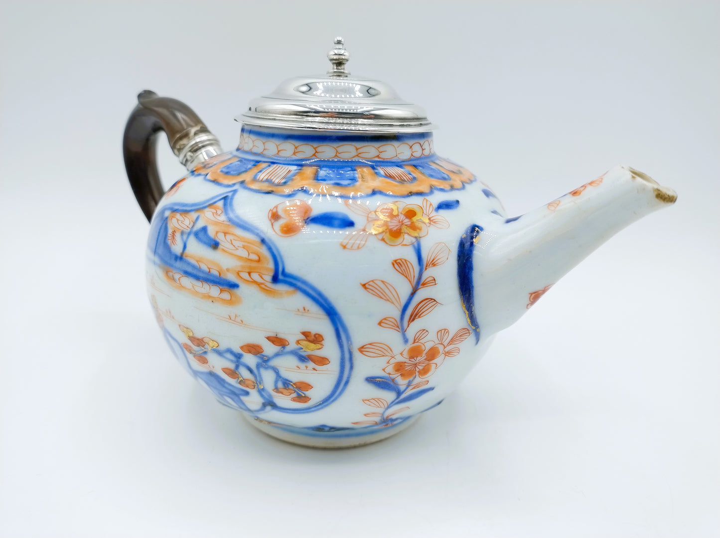 Kangxi Imari-Teekanne mit Silbermontierung, ca. 1710
