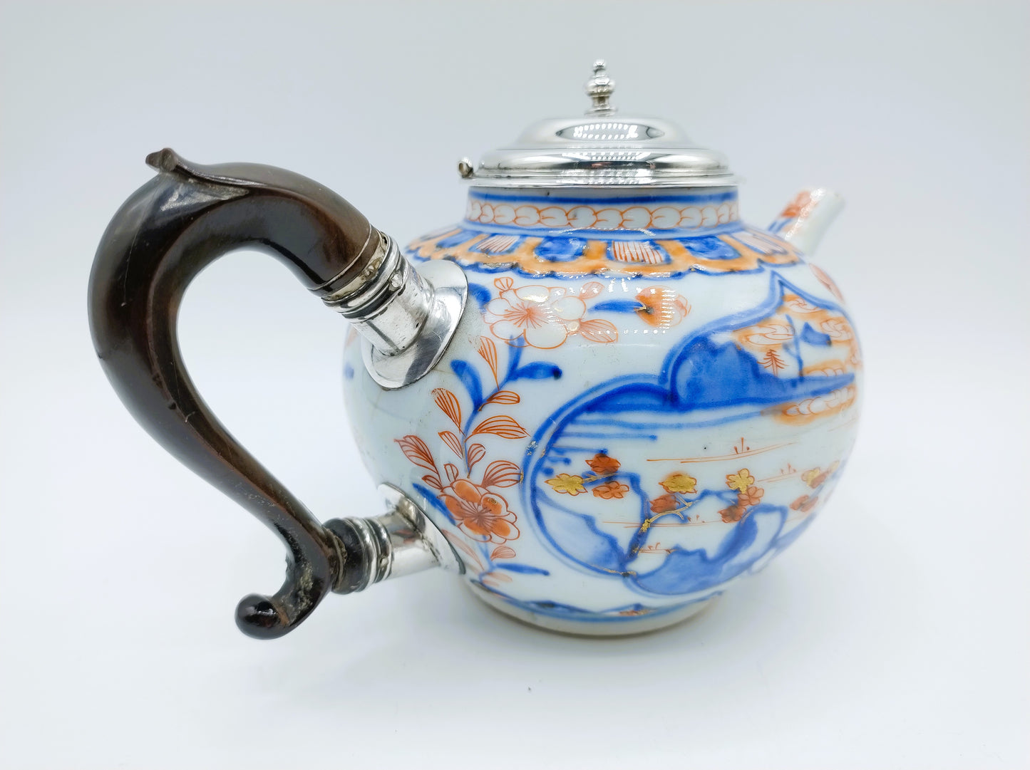 Kangxi Imari-Teekanne mit Silbermontierung, ca. 1710