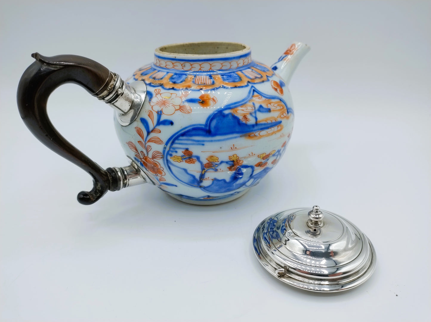 Kangxi Imari-Teekanne mit Silbermontierung, ca. 1710