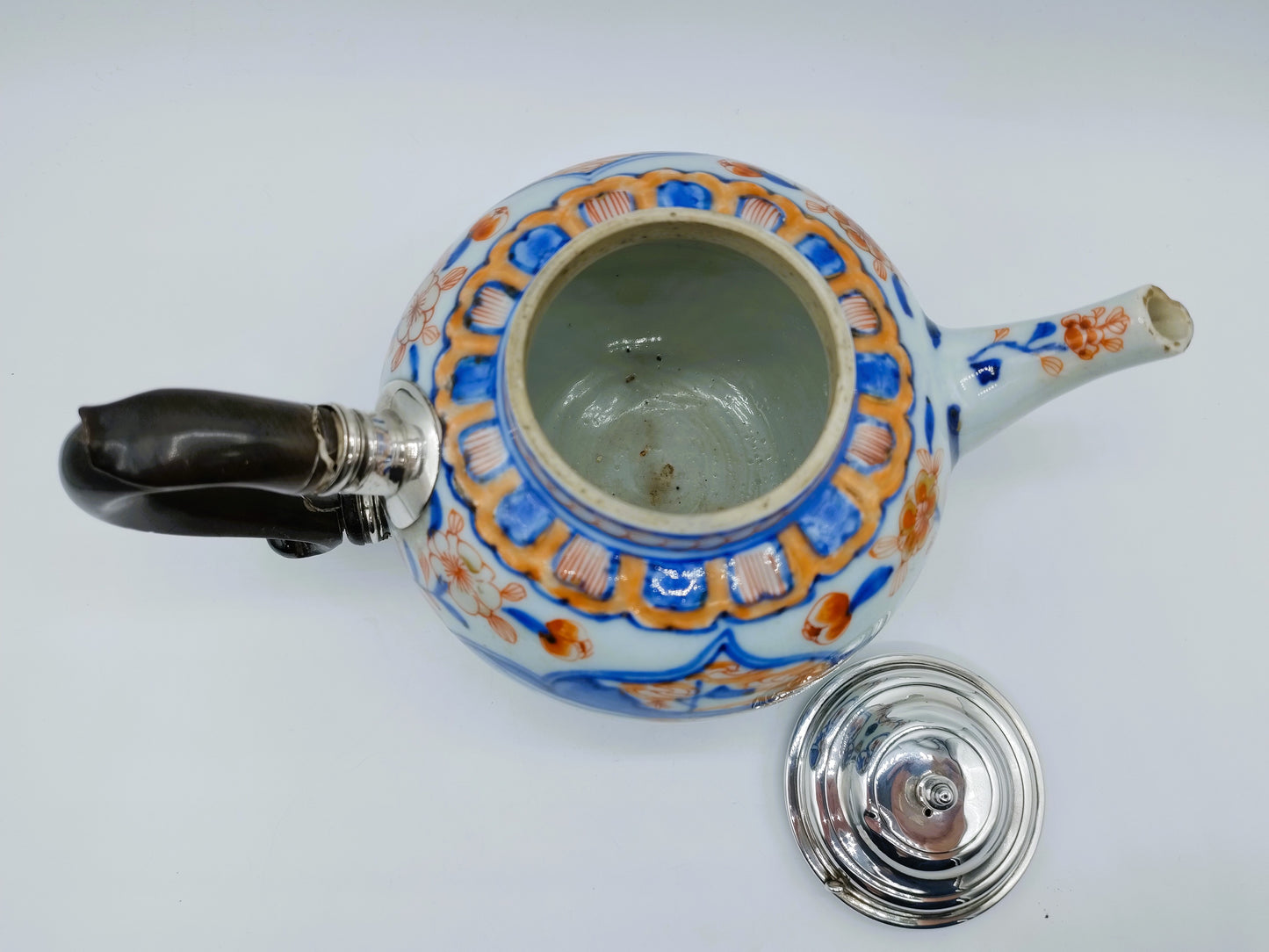 Kangxi Imari-Teekanne mit Silbermontierung, ca. 1710