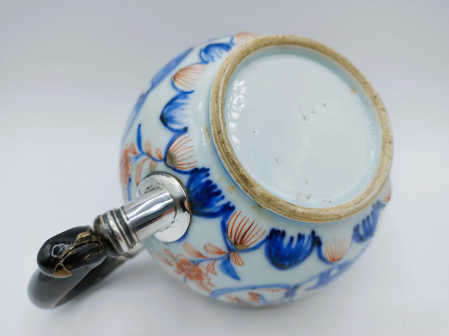 Kangxi Imari-Teekanne mit Silbermontierung, ca. 1710