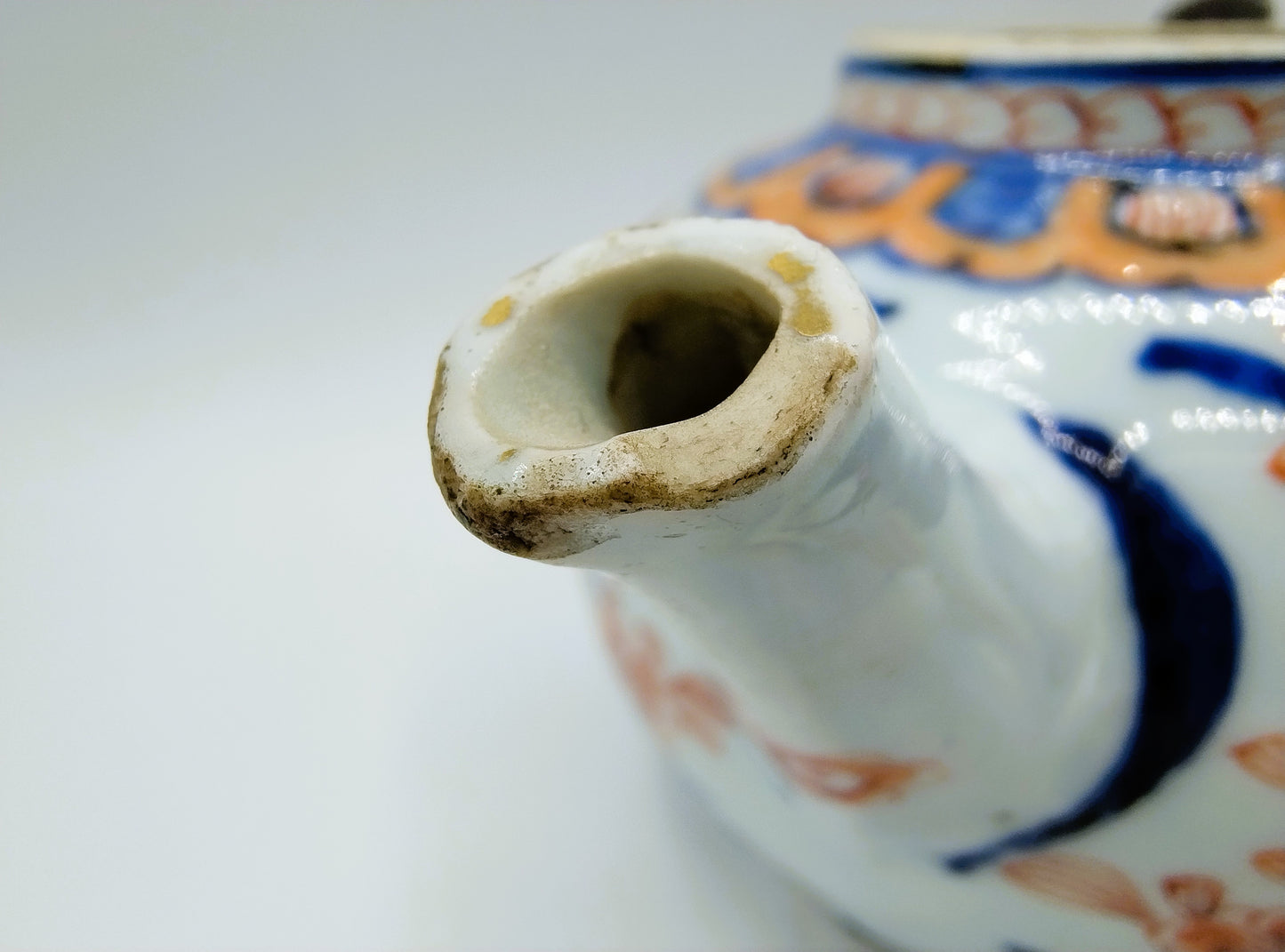 Kangxi Imari-Teekanne mit Silbermontierung, ca. 1710