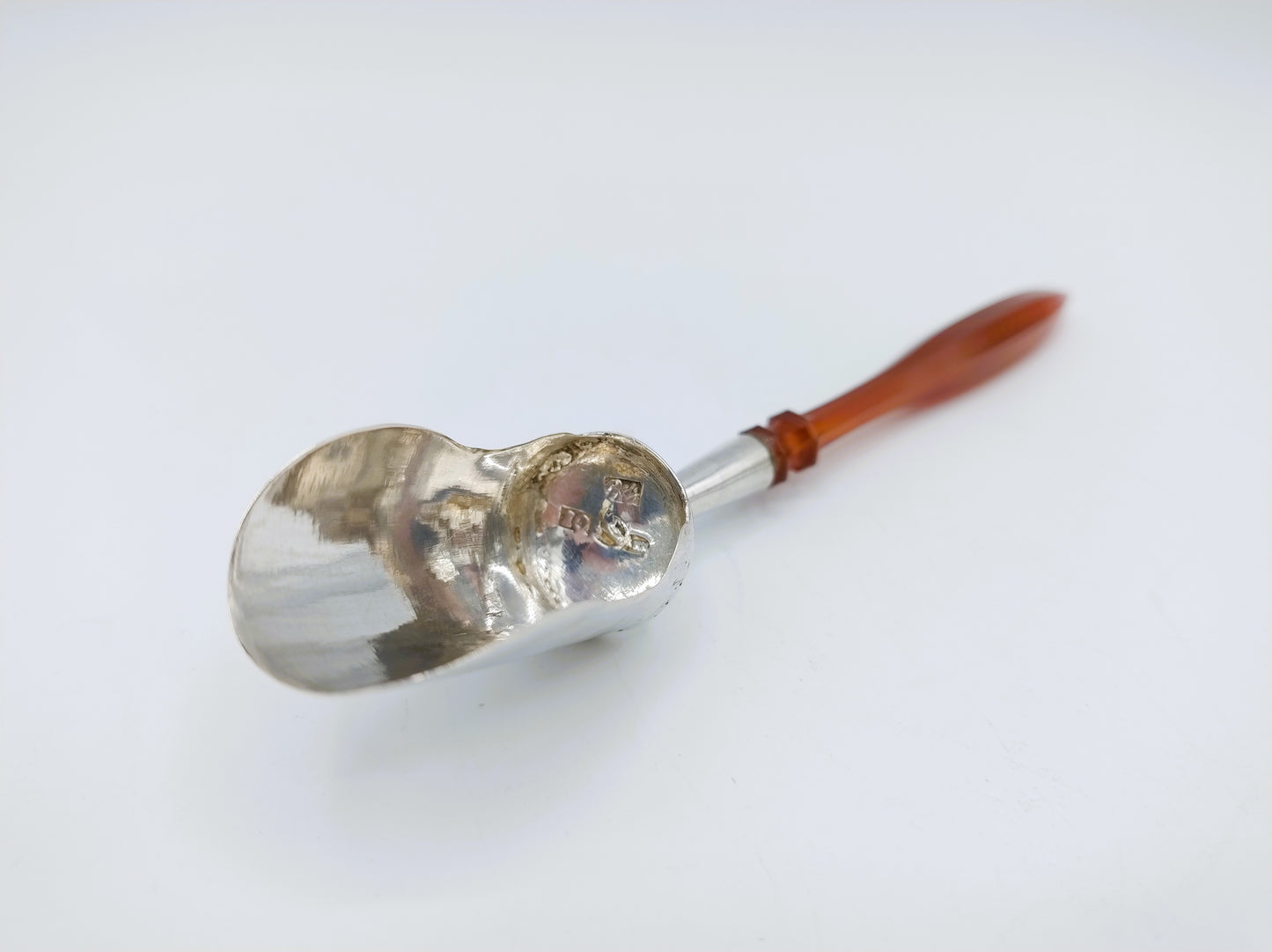 Zilveren theeschepje met kornalijnen heft, B. Enzering, Amsterdam, ca. 1810
