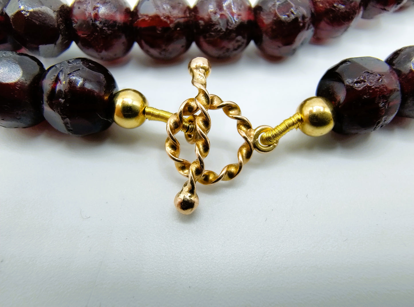 Glasgranaten ketting met gouden slotje, 80 cm