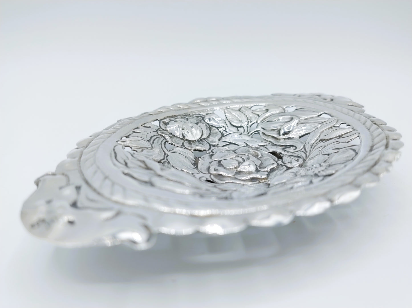 Silver strawberry bowl, Utrecht, Joan Both, 1720
