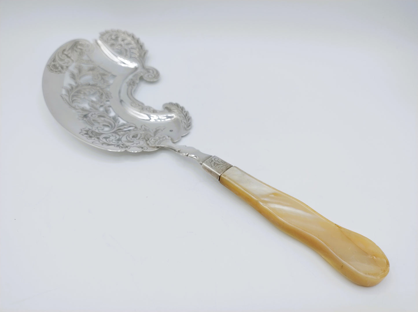 Silver serving spoon with mother-of-pearl handle, AH der Kinderen, 's-Hertogenbosch, 1849