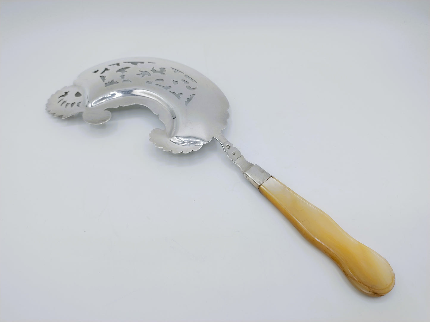 Silver serving spoon with mother-of-pearl handle, AH der Kinderen, 's-Hertogenbosch, 1849