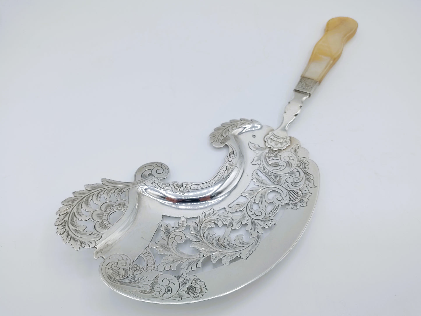 Silver serving spoon with mother-of-pearl handle, AH der Kinderen, 's-Hertogenbosch, 1849
