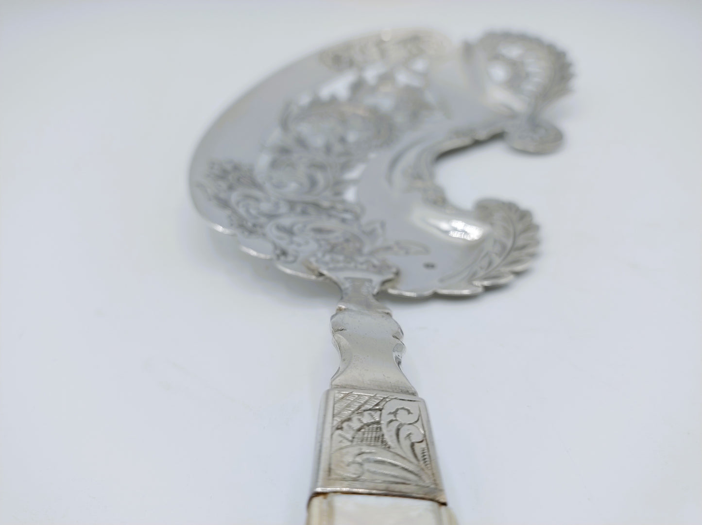 Silver serving spoon with mother-of-pearl handle, AH der Kinderen, 's-Hertogenbosch, 1849