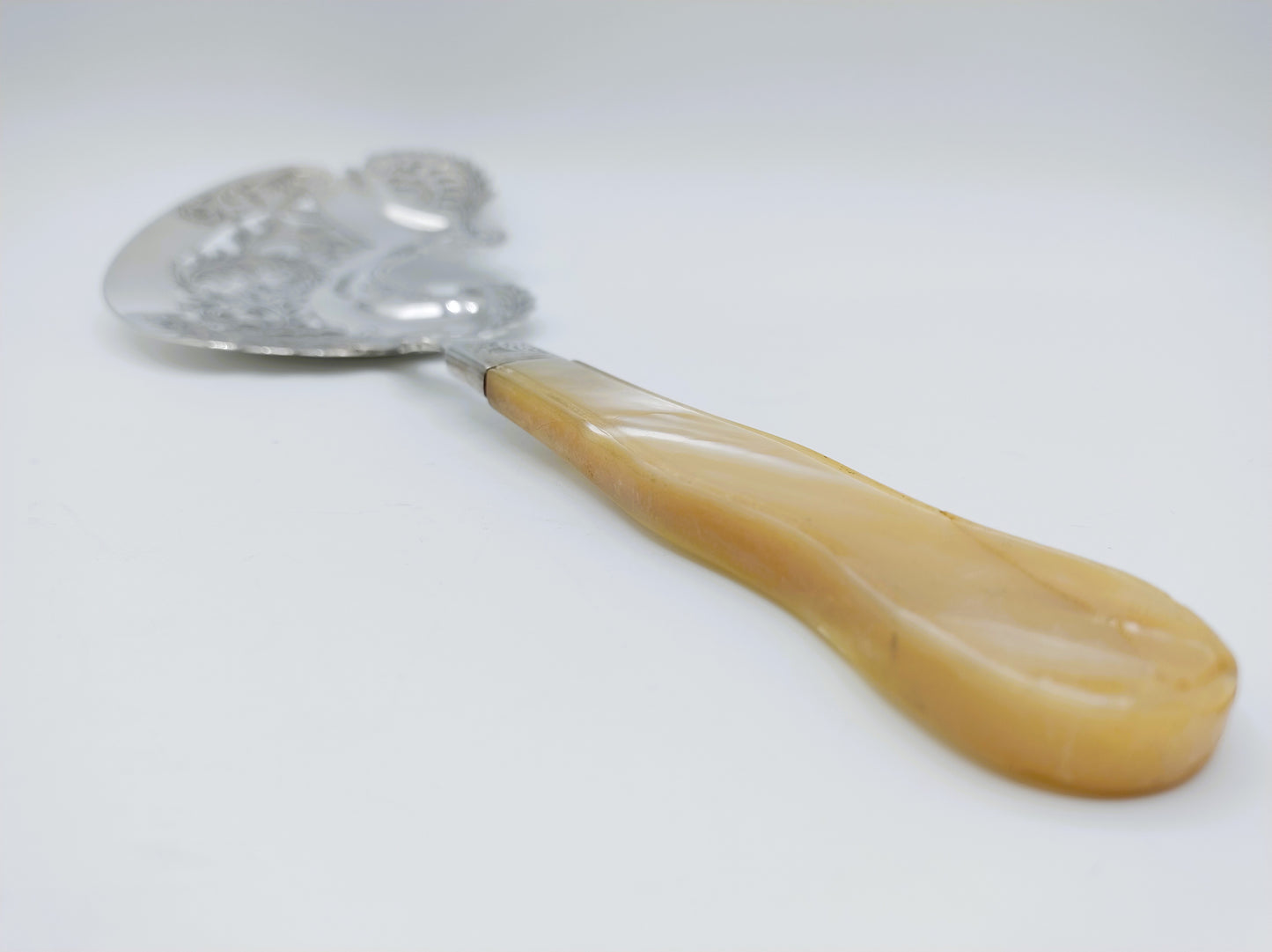 Silver serving spoon with mother-of-pearl handle, AH der Kinderen, 's-Hertogenbosch, 1849