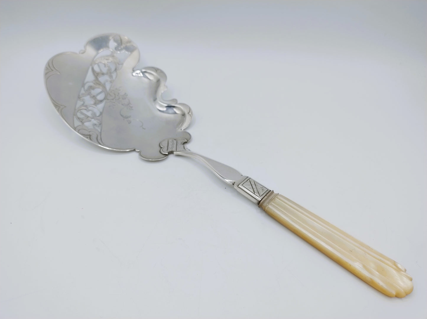 Silver serving spoon with mother-of-pearl handle, FJ de Leeuw, 's-Hertogenbosch, 1874