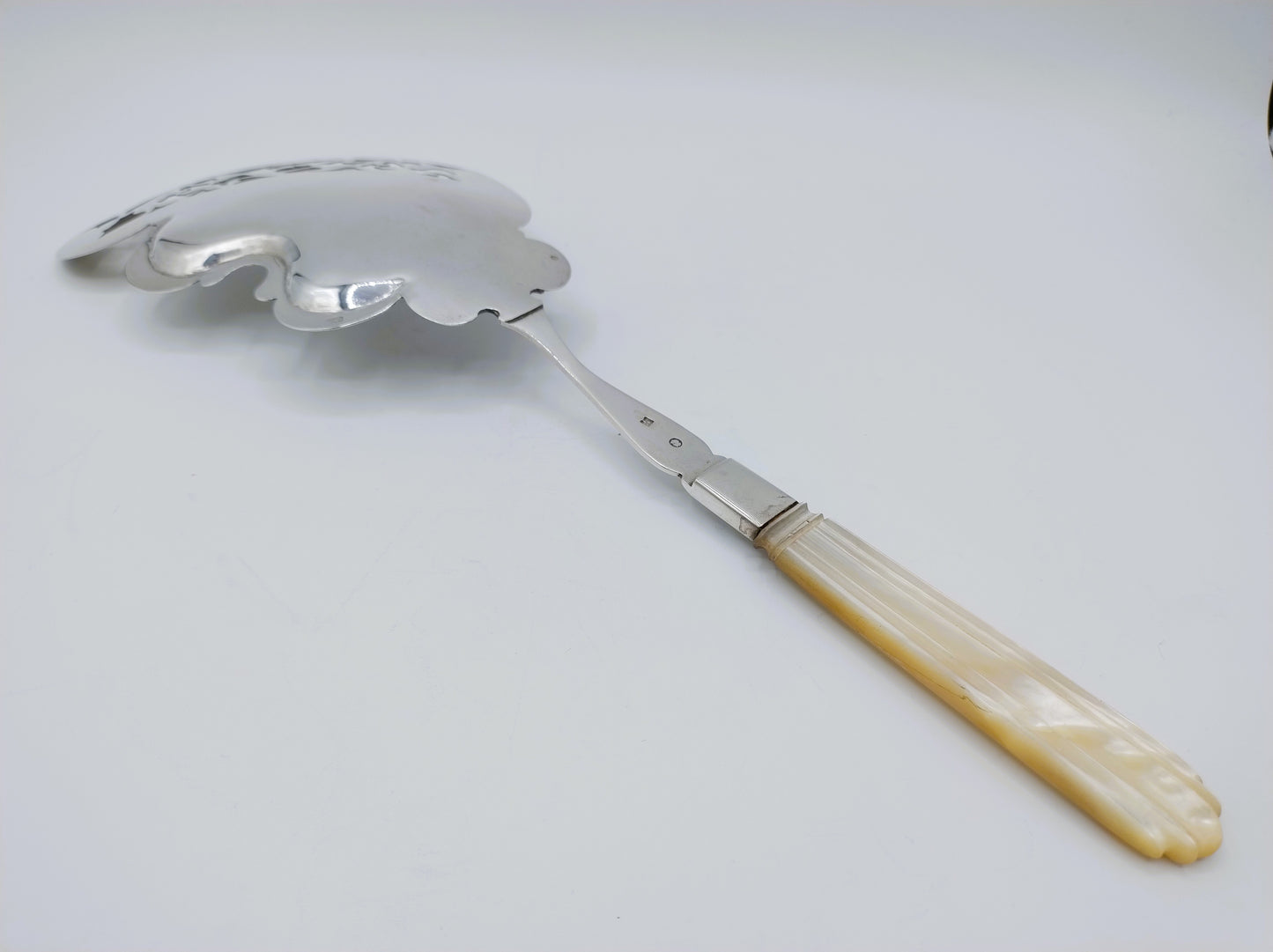 Silver serving spoon with mother-of-pearl handle, FJ de Leeuw, 's-Hertogenbosch, 1874